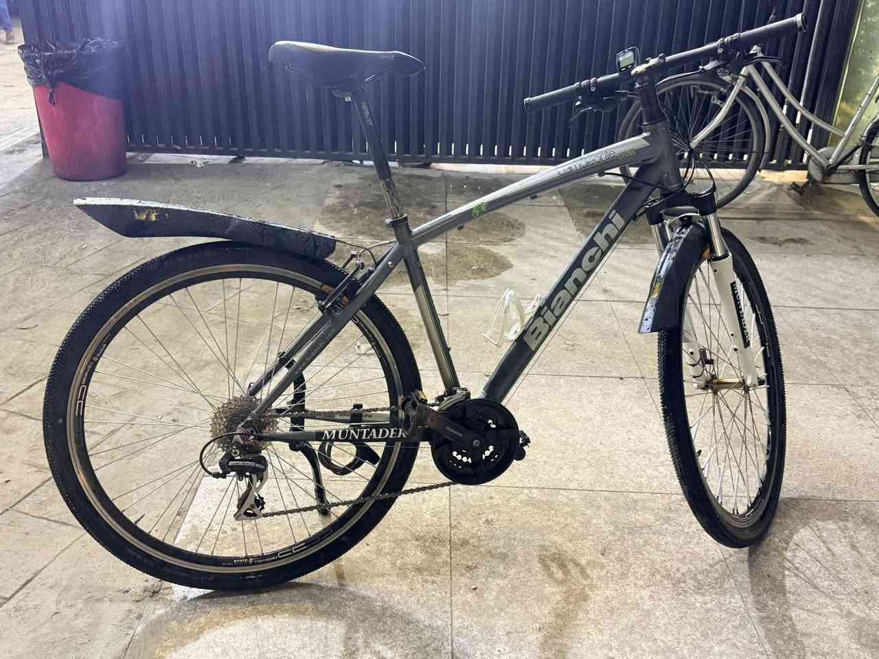 إسلام عليكم رمضان كريم لبايك لبييع  من ماركت Bianchi تايلندي 🇮🇹
ألمنيوم بل كامل  وزنه13 كيلو دبل امامي شغال لبايك ما ناقصه اي شي   حجم  29   مديم           فريم 50لبايك مال مسافات بعيده   كير امامي 3خلفي 9 مزود بطيخه طرب  زاد عداد سرعه   مكاني كراده  ليحب يعرف سعر يتصل باي وكت  ***********
