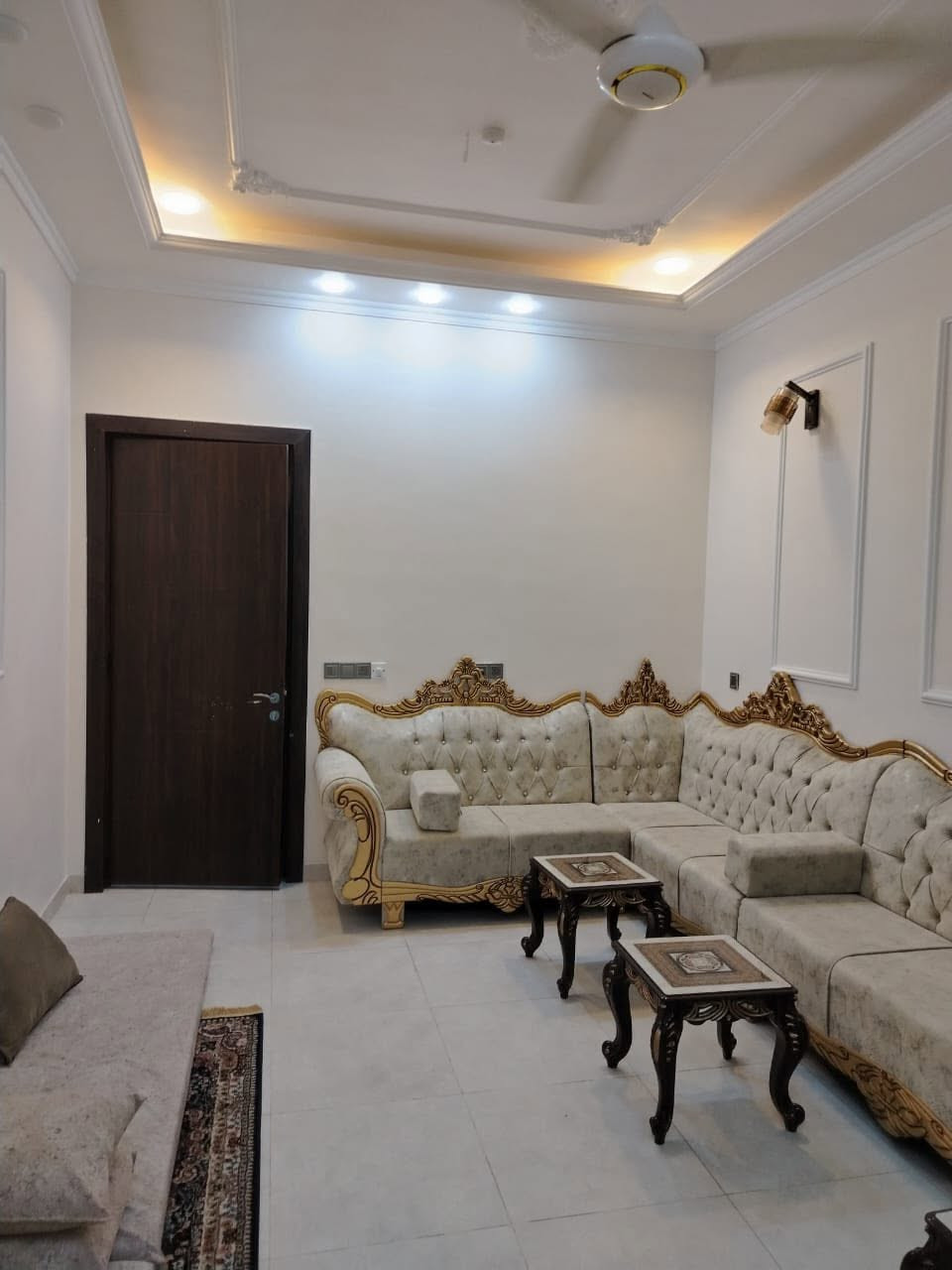 (( بسم الله الرحمن الرحيم))
🟩 #بيت #للبيع 
 { التسلسل 70 }
 ‏🌐الجنيفي ثانيه مجمع الذهبي  
 ‏🗺️ المساحة 192 
 ‏🛣️ شارع 15
 ‏🏡 بناء سنه 2023حديث مفول
 ‏💰السعر 195 قابل للتفاوض
◀️ تفاصيل أكثر للبيت :-
1️⃣ طابق او نص 4غرف  نوم .. 
2️⃣ الطابق الاول يحتوي على استقبال و صاله و حمام و مطبخ و صحيات بره و غرفة نوم و طرمة 
الطابق الثاني على غرفتين نوم و صحيات و سطح 
3️⃣ .. بناء طابوق درجة اولى.. 
4️⃣ البيت بناء طابوق درجة اولى و بخريطة ممتازة.. 
5️⃣ موقع البيت جيد جدا و قريب على عددة خدمات و مرافق كثيره و الجوارين ناس مرتب و مثقفين و منطقه راقية .... 
6️⃣ الوجة9.00النزال23…..الوجه و النزال ممتازين 
7️⃣ طابو سند صرف تحويل مباشر بدون مشاكل 
8️⃣ السعر معروض حسب طلب صاحب البيت ويمكن التفاوض معه بشأن السعر
 
للستفسار اكثر زورو مكتب قصر الرحاب للعقارات 
العنوان حي الشرطه قرب جامع التوفيق 

لمعرفة المزيد من التفاصيل والحصول على معلومات إضافية، نرحب بتواصلك معنا. فريقنا مستعد لدعمك في عملية الشراء والاستثمار. لا تفوّت هذه الفرصة واستفد من ارتفاع القيمة العقارية في الفلوجة 
***********
***********

.............................
" مكتب قصرالرحاب للعقارات "
حي الشرطه قرب جامع التوفيق 
تريد تبيع بيتك؟! تريد تبيع قطعتك؟! هل تبحث عن بيت مناسب و بأسعار مناسبة؟! هل تبحث عن قطعة أرض مناسبة و بسعر رمزي؟! 
مكتب قصر الرحاب للعقارات الانسب لذلك 
أعرض بيتك او قطعتك لدينا و سوف نبيعها لك بأحسن سعر
سجل طلبك أن كنت تبحث عن بيت او قطعة و سنجد لك العرض المناسب ولك
