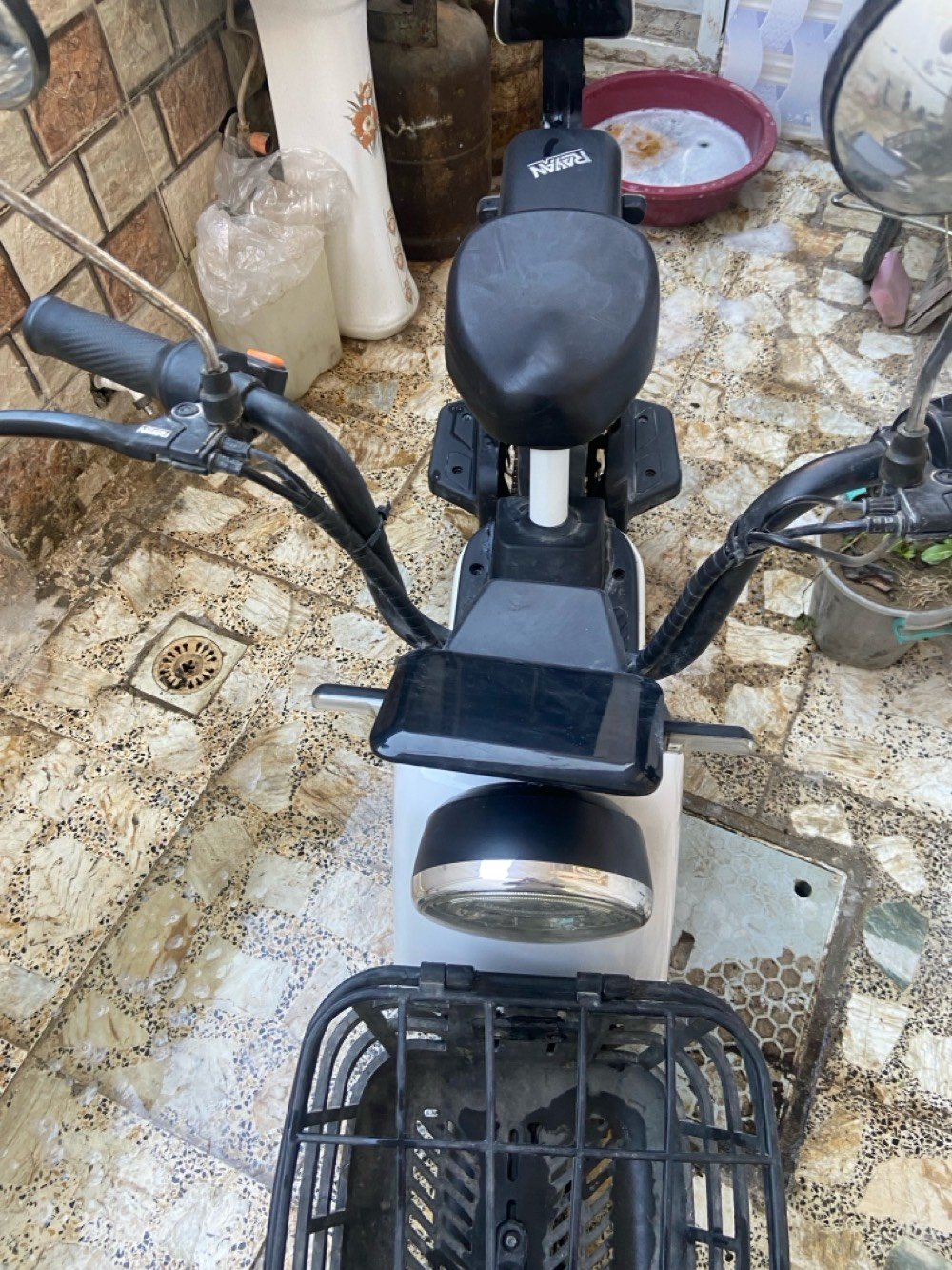 السلام عليكم شباب من رخصه الادمن المحترمين 
دراجه ريان للبيع 
حجم 14 
استعمال قليل 
كلشي شغال 
ملف 500
اشاير شغال كهربائيات كلها شغاله 
بيها نضام الp
تمشي 40 حقيقي 
للتواصل *********** 
مكاني بغداد 
السعر 250 وبيه مجال للطيبين 