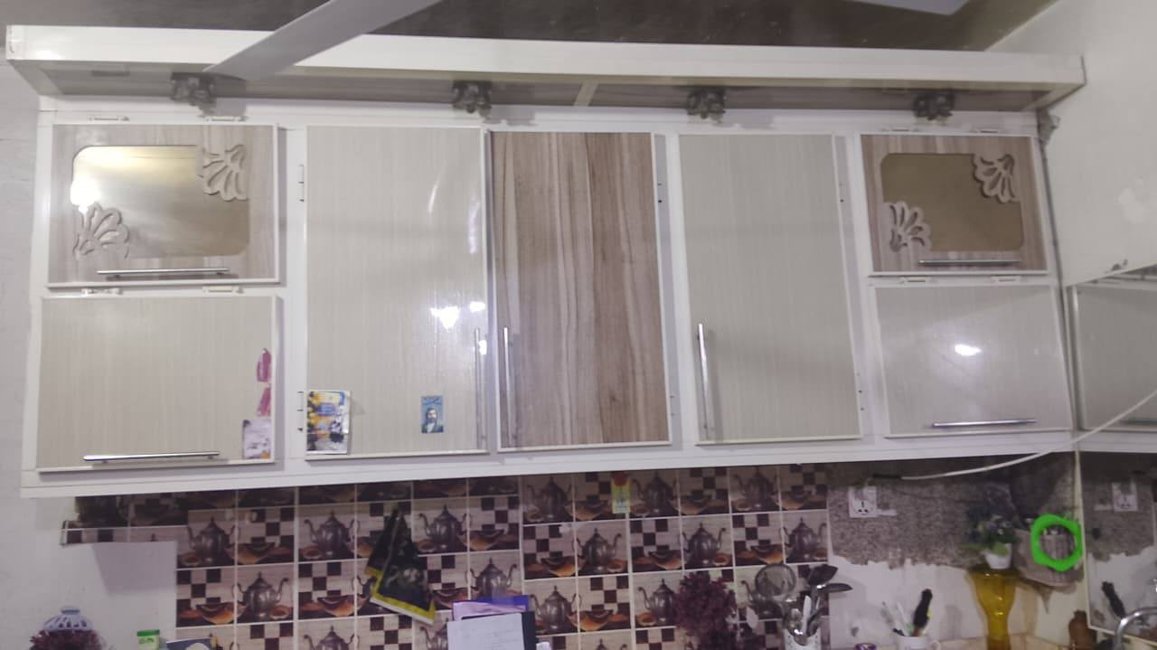 📢 إعلان بيع كاونتر مطبخ (نظيف جداً وبحالة ممتازة)
​الوصف:
كاونتر مطبخ بتصميم حديث وعصري، يجمع بين اللونين البيج والخشبي الفاتح، يعطي لمسة جمالية للمطبخ. الكاونتر متكامل (علوي وسفلي) ومصنوع بدقة وتفاصيل أنيقة.
​المميزات:
​الحالة: نظيف جداً (شبه جديد) ومستعمل بعناية فائقة.
​التصميم: أبواب هيدروليك مع مقابض ستيل طويلة، ويحتوي على خانات زجاجية بنقشات مميزة (CNC).
​السطح: مرمر (كراانيت) صلد ونظيف جداً مع مغسلة (سينك) مدمجة.
​التقسيم: يحتوي على مجرات (درج) واسعة وخزانات متعددة توفر مساحة تخزين كبيرة.
​ 
​السعر:
💰 900,000 دينار عراقي (تسعمائة ألف دينار).
ملاحظة الفتح والشد على المشتري


**إذا كنت صاحب هذا الإعلان وتريد حذفه لأي سبب، رجاءا أرسل رسالة إلى الدعم الفني**