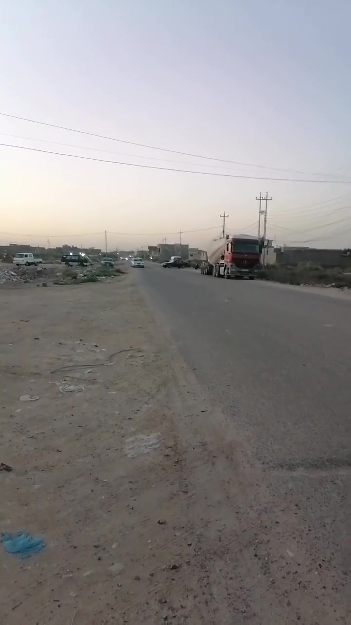 نصف قطعه للبيع 125 متر ملك صرف باسمي حي الشهداء منطقه التوزيع رقم القطعه 27695 مأشر عليه بسهم ثالث قطعه عن الركن شارع 10 نافذ من شارع 20 وقريبه من شارع 40 مدفونه كامله وبيه اجازه بناء بنص السكن سعر   37.500  تواصل ***********
