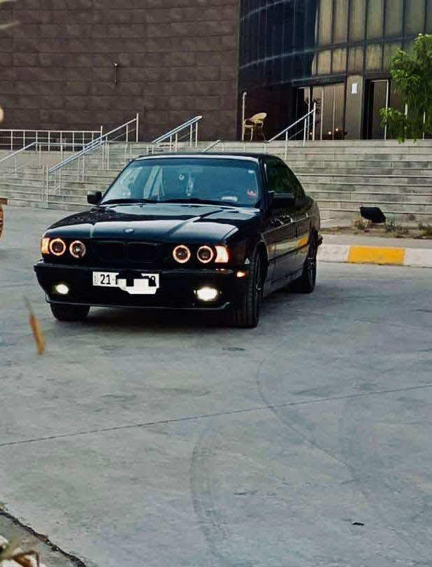 BMW موديل 92 525 
سيارة كاملة
مسجل دمام أستريو 
لايت زنون وكالة 
لدات امامي 
كهربائية كله فول خير من الله. 
داخل جلد بلاد 
حدادية جديده شرط. 
مكينه خير من الله لا تبخير لا تنقيص. 
دهن جديد وكالة دهن كير جديد 
تبريد منضومه جديده ثلج فان كولش قوي 
بس وكف عندي الكمبريسر فقط
ويل بي ام مديل 19 
صدر حداديه إدامة كاملة. 
السياره خير من الله رقمه سليمانية 
دولي باسمي 

تريد تحويل تريد وكاله 
رقم تليفون ***********

واتساب. ***********
