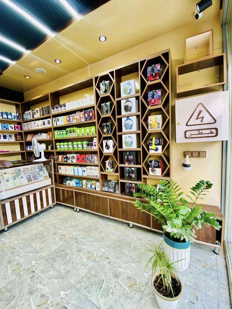 السلام عليكم
للبيع محل موبايلات كامل متكامل من الاكسسوارات والموبايلات وسستم كامرات وبلازمة كامرات وسبلت محل جاهز ومتكامل من كل النواحي.

موقع المحل :مدخل 7نيسان الجديد مجاور معهد كوية في بناية المتسوق ماركت. 

سبب البيع لعدم التفرغ 

للاستفسار اكثر اتصل على الرقم:***********
