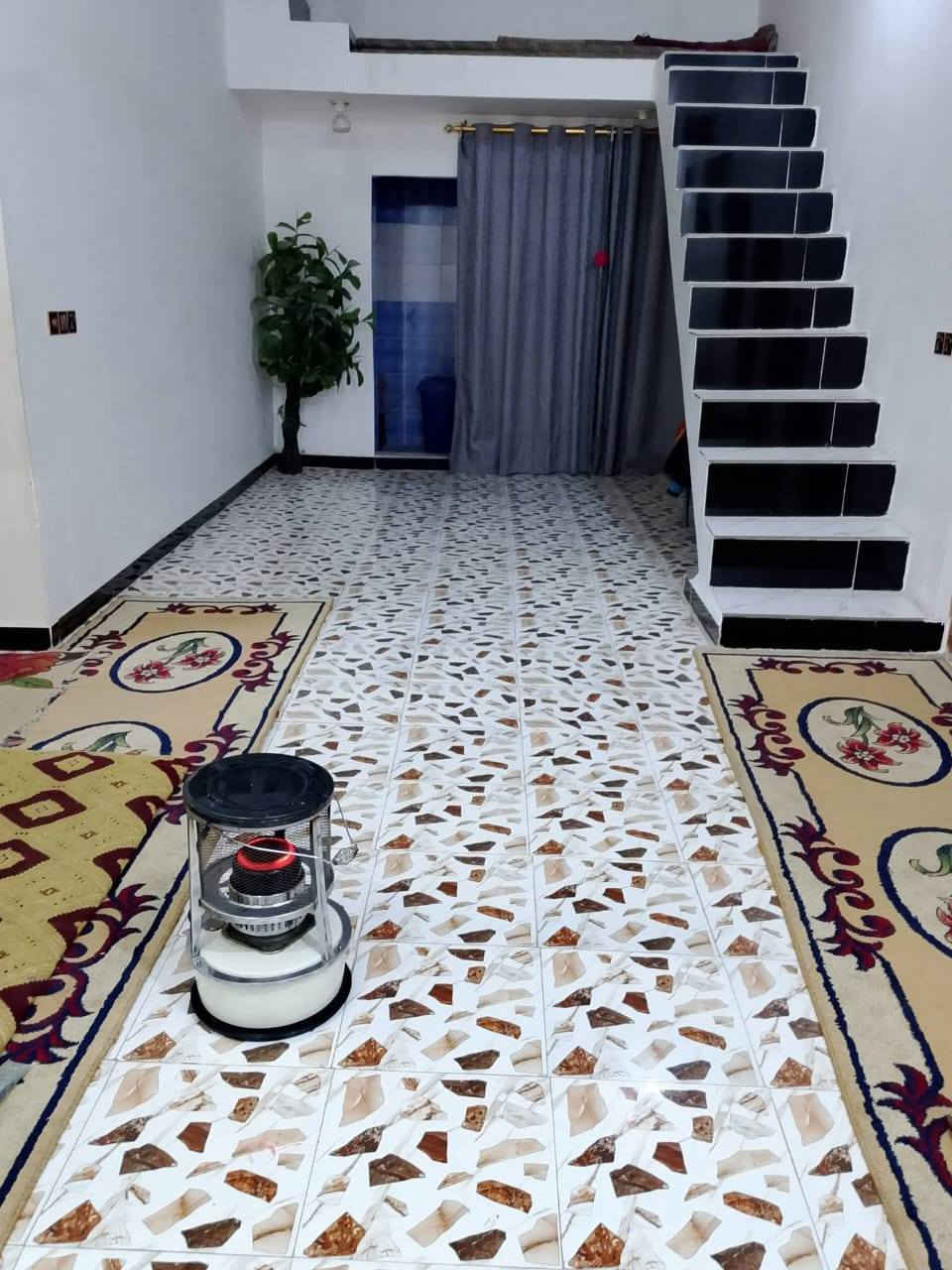 سلام عليكم بيت طابوزراعي خلف شقق الزيتون  220متر جاهز من كلشي كله سيراميك ماء كهرباء تبليط موقع البيت ركن غرفتين صاله مطبخ براني صحيات داخليه اوخارجيه ***********مكتب السجاد للعقار
