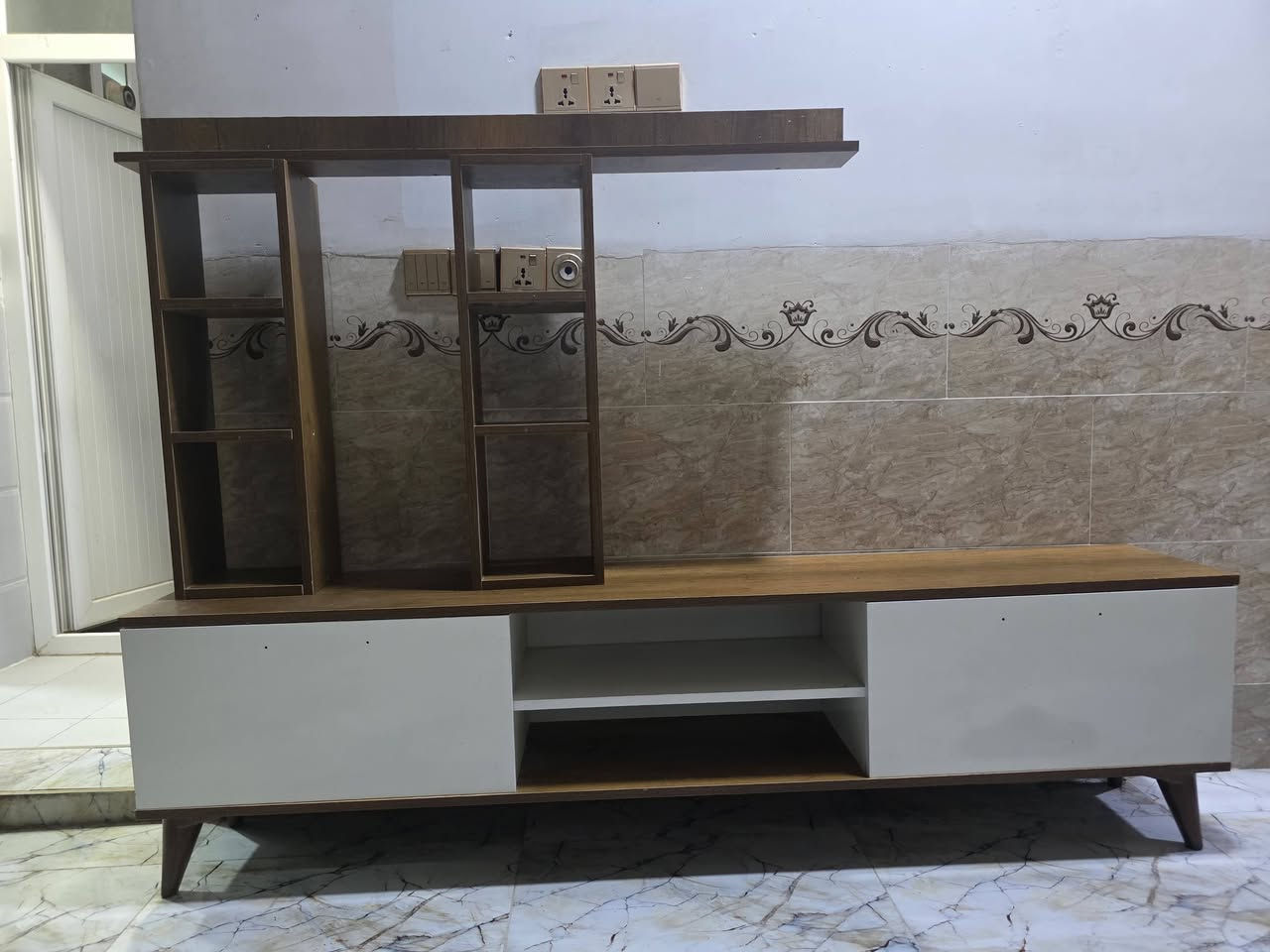 ميز بلازما مع رفوف نظييف كلش شخط مابي والخشب مالتة mdf الاصلي
  نقصة فقط اليدة مال باب 
طولة 180cm 
رايدة ب65 وبي مجال 
رقم واتساب  *********** 
انستا 0.32223
لو على حسابي بالخاص
عنوان كركوك شارع بلدية مقابيل مسشتفى جمهوري
