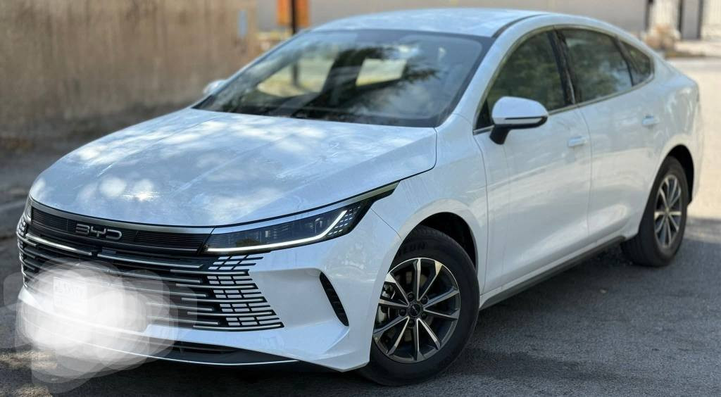 ديستروير BYD 
- Destroyer BYD 05 
وصول وجبة جديدة من  BYD 2025 دستروير 05

▪️ :
تفويله البانزين تمشي اكثر من 1200 كيلو .
 سعة المحرك: 1500cc هايبر
• سعة خزان الوقود: 48 لتر.
 • حجم البطارية: 8.3 KWh (Blade Battery – LFP الأكثر أماناً).
 • تقطع مسافة: 55 كم على الشحن الكهربائي فقط.
 • المسافة الكلية: 1200 كم بالفل.
 • قوة المحرك الكهربائي: 132 KWh.
 • العزم: 316 N.M.
 • القوة: 179 HP.
 • التسارع: 0 – 100 كم/س خلال 6.9 ثانية.
 • نوع الدفع: أمامي.
💎 المواصفات الداخلية والخارجية:
 • ✅ مقاعد جلد فاخرة.
 • ✅ جنط قياس 16 إنش.
 • ✅ شاشة وسطية 12.8 إنش + شاشة عدادات 10.25
 • ✅ نظام تشغيل عن بعد  + دخول ذكي.
 • ✅ أوامر صوتية للتحكم بالسيارة.
 • ✅ 12 سماعة عالية الجودة.
 • ✅ هاندبريك كهربائي (Auto Hold).
 • ✅ كاميرا خلفية + حساسات خلفية.
 • ✅ حساس مطر.
 • ✅ زجاج ملون.
 • ✅ نظام إضاءة نهارية LED.
 • ✅ عجلة قيادة جلد.
تواصل فقط اتصال على رقم الهاتق *********** بغداد, العراق
