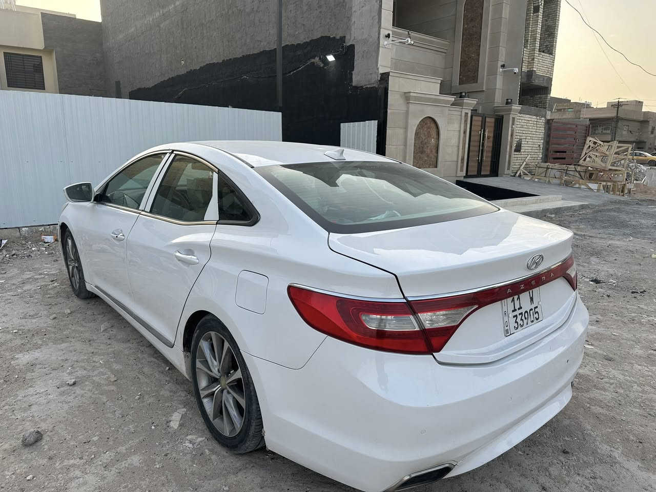 ازيرا 2015 امريكي حادثهه جاملق وباب خلفي جهة اليسار سيارة جديدة ب107مكانهه بغداد نواب الضباط ***********
