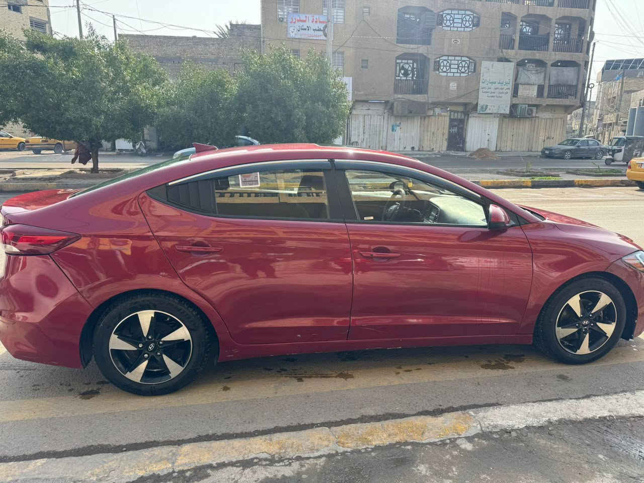 السلام عليكم
النترا موديل 17 امريكي 
فول موصفات شاشه كامره تحكمات رادرارات فتحه بصمه 
مكينه 2000 دوش
ماشيه 179 الف 
كير مكينه تبريد صدر جاهزه مابيه نقص 
حادث بابتين بجم كبس 
ومصبوغه صفحه كامله وربع قماره موضح بصور الحادث 
مكانه الحريه الدولعي 
اي ستفسار على رقم ***********
