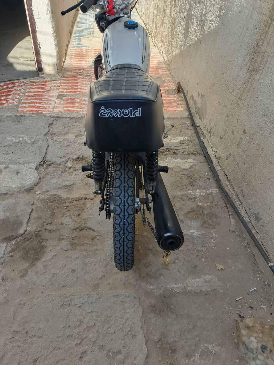 دراجه البيع دراجه حلوه مرتبه مال جناي دراجه تواير جدد محرك نضيف ضفيره كهرباء جديده عوزها باتري وكله شغال لايت اشاير 
السعر 350 وبيها مجال حك الجيه
***********
