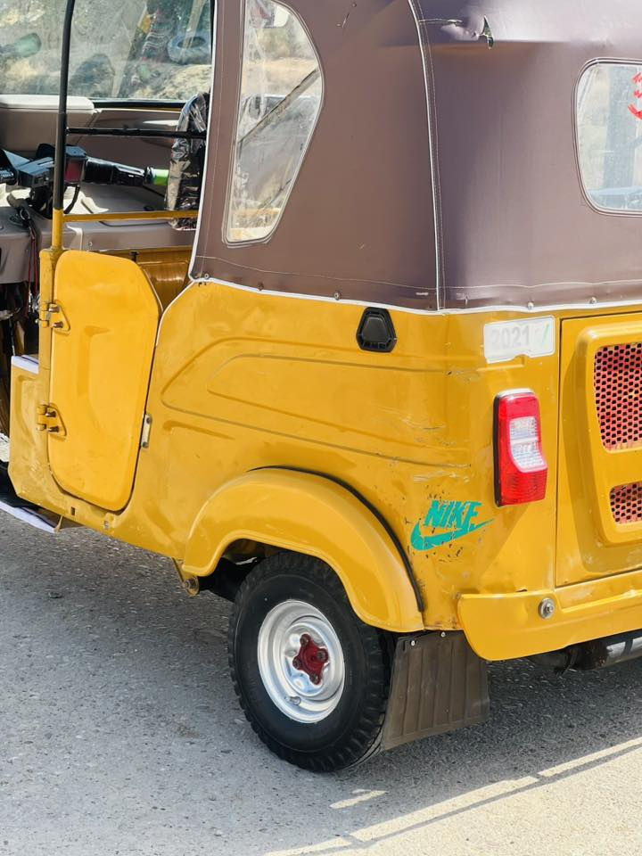 سلام عليكم تكتك للبيع موديل      21مرقم كفاله كشره عده بارد وره قليل مكينه بس ولفات تكتك جاهزه من كلشي مرتبه سعر  6و800وبيه مجال شراي اتصل ***********
