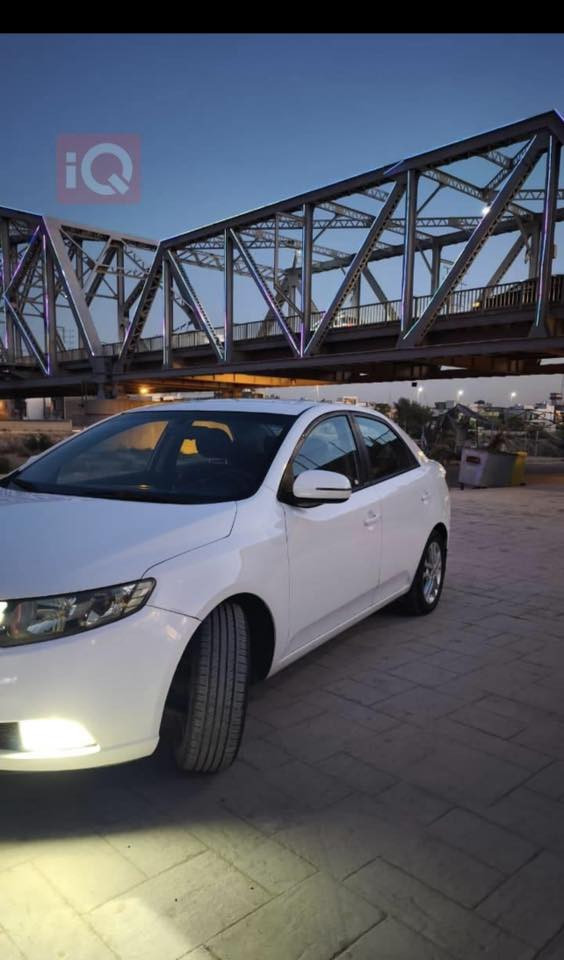 السلام عليكم
سيراتو 2012 لون ابيض سيارة خير من الله كلين مابيها قطرة صبغ مكينة نظيفة كاملة تبريد تدفئة كلة شغال سيارة رقم جديد رقمها بغداد تحويل ثاني يوم 
مواصفات 
شاشة 
مري شفط 
بصمة 
السيارة مال جناية تاخذها بالك صافي 
مكان السيارة بغداد 
الرقم. ***********
