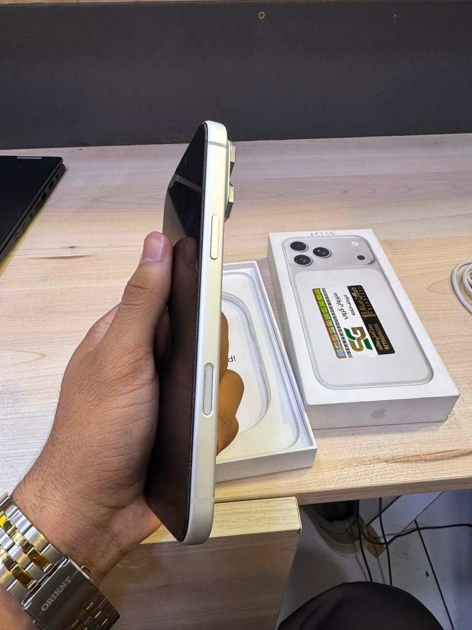 17 pro max
مكفول كفاله عامه 
سلفر
Esim الكتروني 
كارتونه اصليه وكيبل اصلي 
4j/a
بطاريه ١٠٠ 
مشحون ١١٥ 
مكاني نجف 
***********
