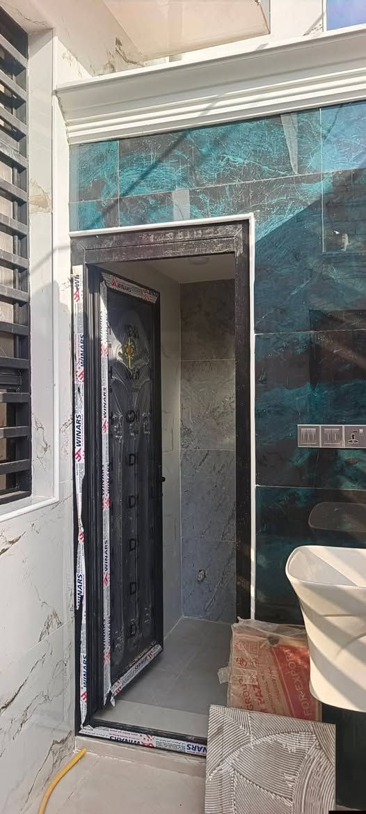 ‏سلام عليكم بيت للبيع طابقين م100متر حي الوفاء  منطقه 40الف شارع 10 غرف نوم 3صاله مطبخ صحيات عدد 2 استقبال مفتوح علا الصاله سقف جمس ارضيه مرمر السعر بيع 160 بي مجال اتصال بالمكتب اوخاص واتساب ***********
