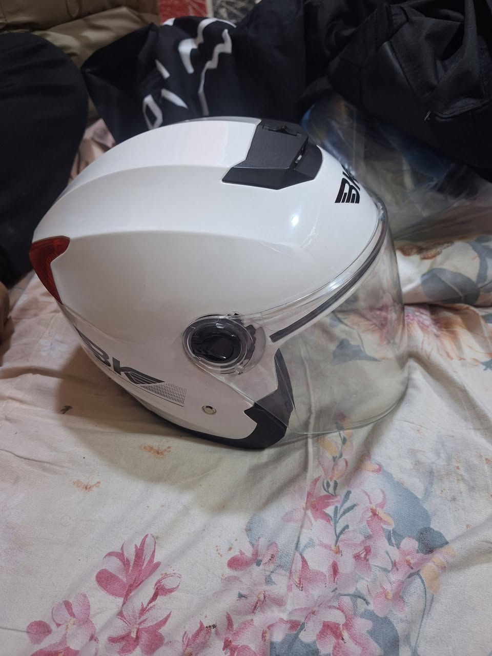 السلام عليكم شباب عندي خوذ عدد ٢ وياهن بدله سعرهن مناسب مكاني مدينة الصدر الي حاب يتواصل وياي هذا رقمي ***********
