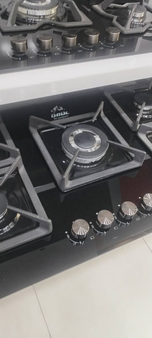 تقدم العلامة التجارية التركية ÓDÜL مجموعة متنوعة من طباخات الـ "بلت إن" (Built-in) التي تشتهر بجمعها بين التصميم العصري والسعر الاقتصادي المناسب.
للحجز والاستفسار *********** واتساب ✅✅✅✅🇹🇷🇹🇷🇹🇷🇮🇶🇮🇶🇮🇶

​إليك أبرز المواصفات العامة التي تجدها عادةً في موديلات طباخات أوديل بلت إن:
​1. التصميم والخامات
​السطح: يتوفر بنوعين رئيسيين؛ الزجاج الحراري (Glass) المقاوم للصدمات والحرارة العالية، أو الاستانلس ستيل (Inox) المقاوم للصدأ.
​الحوامل: غالباً ما تكون مصنوعة من المينا (Enamel) لسهولة التنظيف، وفي الموديلات الأعلى تأتي بـ حديد الزهر (Cast Iron) لثبات أقوى للأواني.
​المقاسات: المقاس الأكثر شيوعاً هو 60 سم (4 شعلات)، ويتوفر أيضاً مقاس 90 سم (5 شعلات).
​2. الأداء والتشغيل
​نوع الوقود: تعمل معظم الموديلات بالغاز، مع توفر موديلات كهربائية أو سيراميك.
​الإشعال: ميزة الإشعال الذاتي المدمج داخل المفاتيح (تضغطي وتلفي المفتاح بيد واحدة).
​توزيع الشعلات: تحتوي عادةً على شعلة كبيرة (Wok Burner) في المنتصف أو الجانب للطبخ السريع، مع شعلات متوسطة وصغيرة.
​3. معايير الأمان
​نظام الأمان الكامل (FFD): أغلب الموديلات الحديثة مزودة بحساس أمان يقوم بفصل الغاز فوراً في حال انطفاء الشعلة بسبب الهواء أو انسكاب السوائل.

للحجز والاستفسار *********** واتساب
للحجز والاستفسار *********** واتساب
للحجز والاستفسار *********** واتساب

تتوفر خدمة التوصيل مجاني كافة مناطق بغداد
تتوفر خدمة التوصيل مجاني للمحافظات
