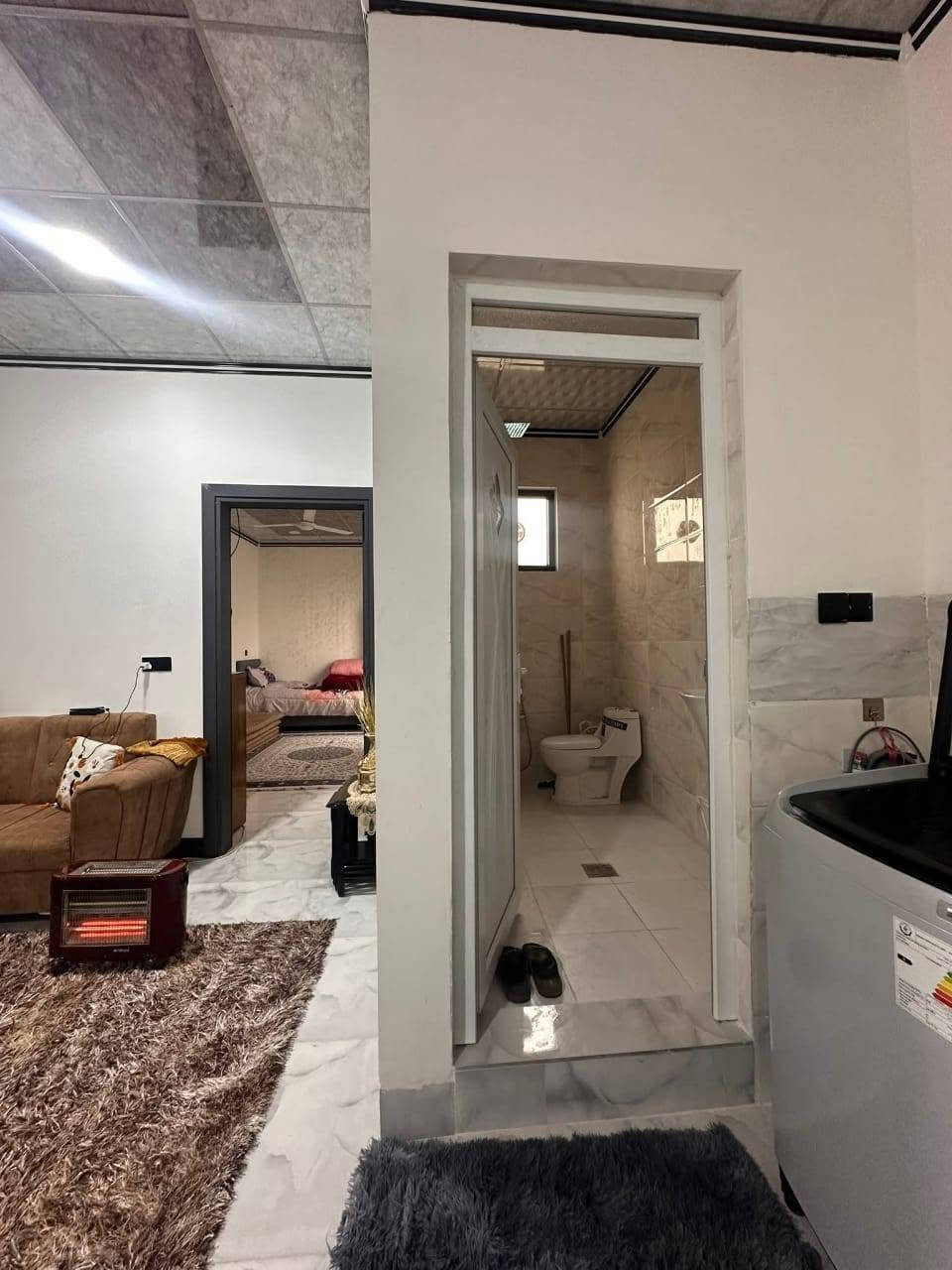 للبيع. 
دار حي البلديات .
المساحه ١٠٠ متر طابقين بناء حديث واجهة ٥ متر والعمق ٢٠ متر .
قريب عن مدرسه النضال. 
بناء ٢٠٢٦ .
يحتوي على ٣ غرف نوم وهولين واستقبال مع باقي المشتملات. 
شارع الدار صبه واتجاه غروب. 
سند طابو الزهور ومكاتبه مع الشرعي مباشر. 
لمزيد من المعلومات والسعر الرجاء الاتصال على أرقام المكتب لطفا 
***********
***********
***********
او مراجعة المكتب في حي النور بعد دورة زيناوه بأتجاة دانيه ماركت مقابل صيدليه الكوثر.
