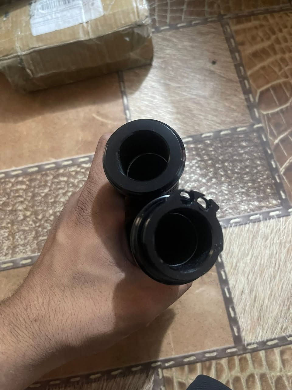 🏍️ مقابض دراجة (Handlebar Grips) بتصميم RSD المميز للبيع! 🏍️
شباب، متوفر عندي مقابض دراجة (Grips) نوعية مفولة وشركة معروفة RSD تنطي فخامة وترتيب للهارلي مالتك.
✅ المواصفات:
 تصميم RSD المعروف بجماليته وجودته.
 تناسب موديلات الهارلي (Sportster 883/1200, Touring, Dyna, Softail).
 قياس 25ملم 1 بوصة
القطعة جديدة وموجودة ببغداد السعر 40,000
رقمي ***********
لحد يعترض ع السعر الي يعرف بيهن رح يعرف اني حاي ابيعه بسعر معقول القطعة سعره بالشركة 69,99 دولار
