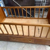 تخت اطفال • لحد ١٠ سنوات • خشب صاج