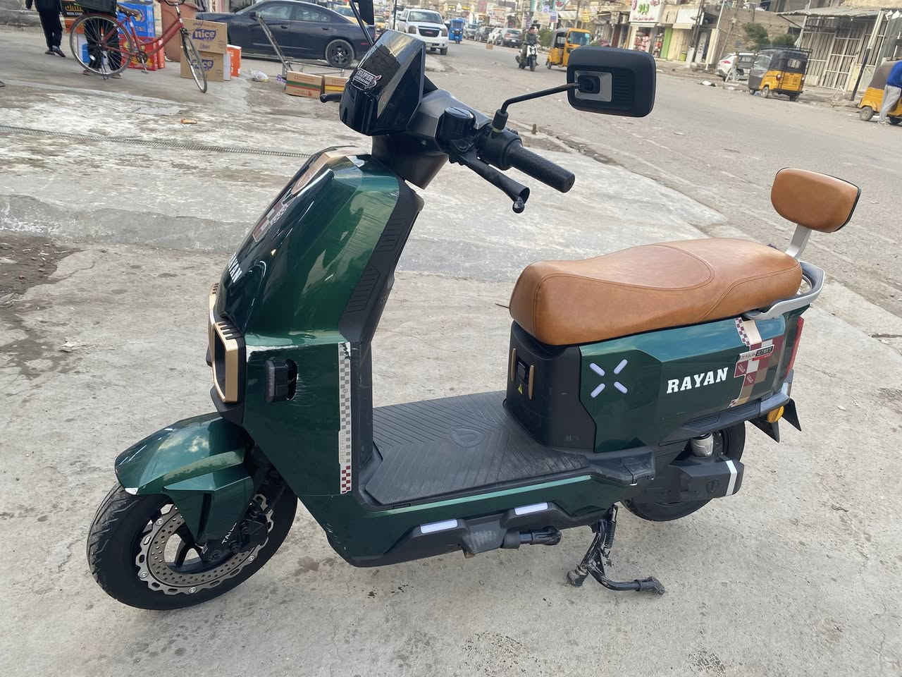 سلام عليكم (للبيع فقط) 
دراجة شحن ريان صارلها شهرين نضافتها 95‎%‎ 
المواصفات والتفاصيل 
1: بصمة 
2:نضام APS 
3:سستم الايت كله LED
4:حساس بريك 
5: نضام سرقة وقفل ستيرن 
6:شحن سريع ويدوم وقت طويل 
7:ثلاث نمر سرعة 
8:كشن جلد عسلي مع تجوة ظهر
9:صندوق تخزين مساحة كبيرة 
10: بطاريات ليثيوم 
11:بريك دسك 
12:دبل إشارة
العنوان الشعب شارع عدن 
للاستفسار *********** متواجد واتساب 
السعر 750 الف وبيها مجال قليل
