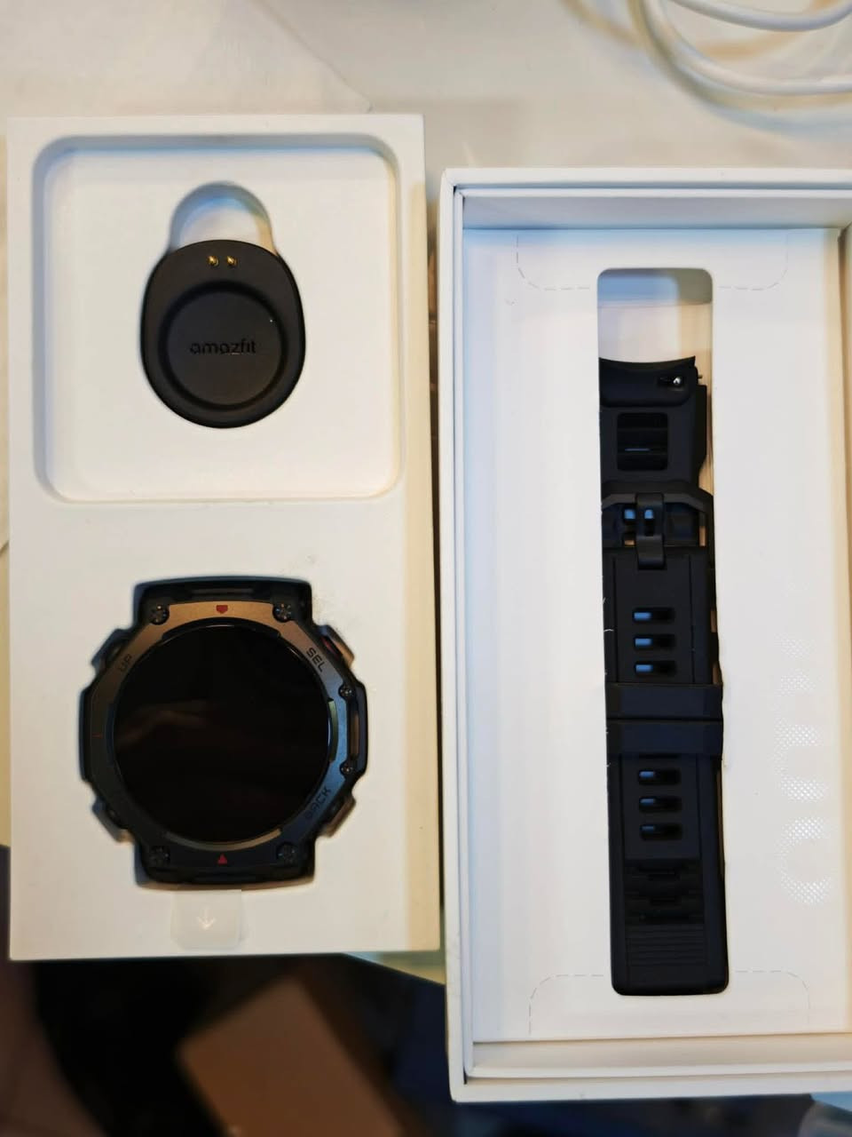 Amazift T Rex 3 Pro
280$
خامات فاخرة: الإطار والأزرار مصنوعة من التيتانيوم (Grade 5)، بينما تأتي الشاشة محمية بزجاج الياقوت (Sapphire Crystal) المقاوم للخدش.  
• حجمين لأول مرة: تتوفر بمقاسين؛ الكبير 48 مم (شاشة 1.5 بوصة) والجديد الأصغر 44 مم (شاشة 1.32 بوصة) لتناسب الأمعصم الأصغر.  
• سطوع خارق: الشاشة من نوع AMOLED تصل درجة سطوعها إلى 3000 nits، مما يجعلها واضحة جداً حتى تحت أشعة الشمس المباشرة.  
2. ميزات المغامرة والاتصال
• كشاف LED مدمج: تحتوي الساعة على كشاف فعلي (أبيض وأحمر) بعدة أوضاع (SOS، Red light، Boost) مفيد جداً في التخييم أو الجري الليلي.  
• الاتصال الصوتي: تدعم الساعة المكالمات عبر البلوتوث بفضل احتوائها على ميكروفون وسماعة خارجية (وهو ما كان ينقص الإصدار العادي).
• خرائط متطورة: تدعم الخرائط غير المتصلة بالإنترنت (Offline Maps) مع ميزات متقدمة مثل البحث عن نقاط الاهتمام (POI) وتخطيط المسارات مباشرة من الساعة.  
3. الأداء والبطارية
• مقاومة قصوى: تدعم الغوص الترفيهي حتى عمق 45 متراً، وحاصلة على شهادة EN13319، وتتحمل درجات حرارة من -30°C إلى 70°C.  
• عمر البطارية (نسخة 48 مم):  
• الاستخدام المعتاد: حتى 25 يوماً.  
• وضع الـ GPS الدقيق: حتى 38 ساعة.  
• نظام التشغيل: تعمل بنظام Zepp OS 5 الجديد الذي يدعم ميزة BioCharge لمراقبة مستويات الطاقة والتعافي بدقة أكبر.

مستخدم ٧ يوم مثل جديد


**إذا كنت صاحب هذا الإعلان وتريد حذفه لأي سبب، رجاءا أرسل رسالة إلى الدعم الفني**