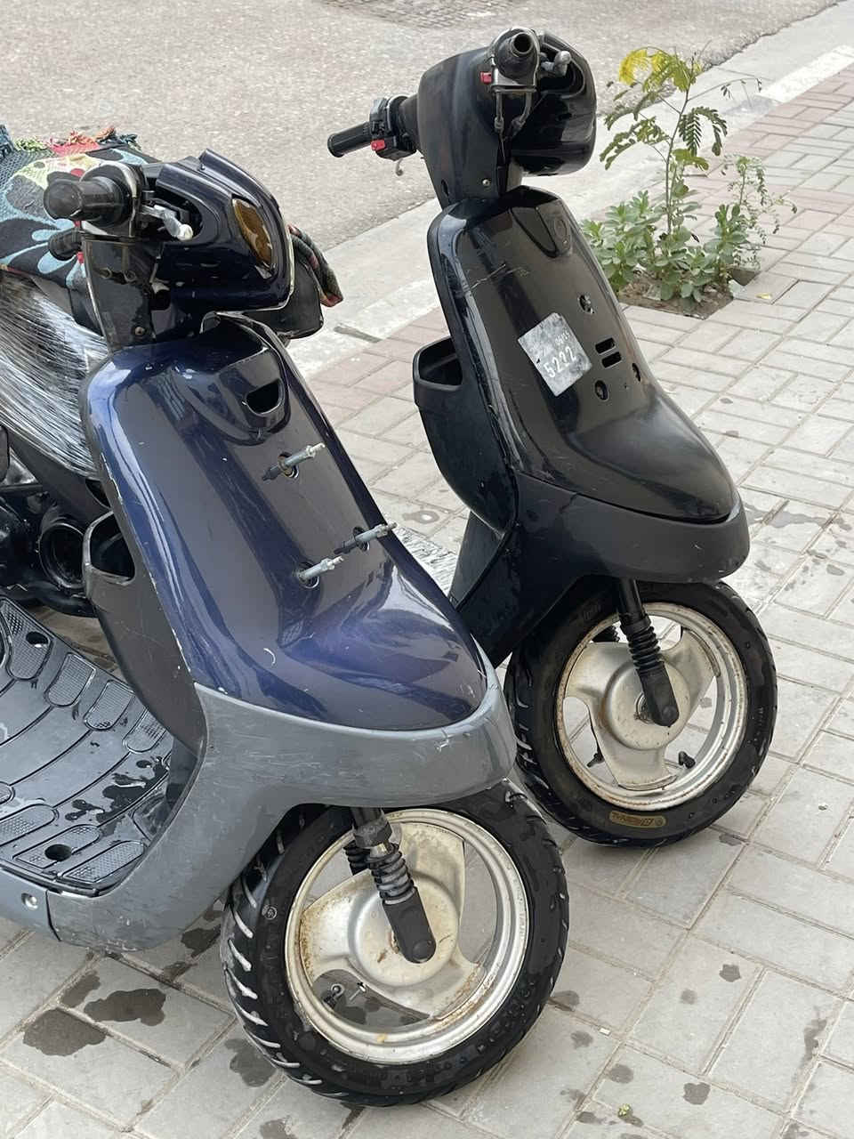 سلام عليكم دراجات عدد ٢ للبيع  دراجات شغالات وكاملات كل نقص ما بيهن كلشي شغال سلف كهربايات بس وحده يرادله باتري نكره  شلعه معدل شواصي مالحومات مكاني كربلاء الملحق ***********  سعر الوحده  200. وبيه مجال
