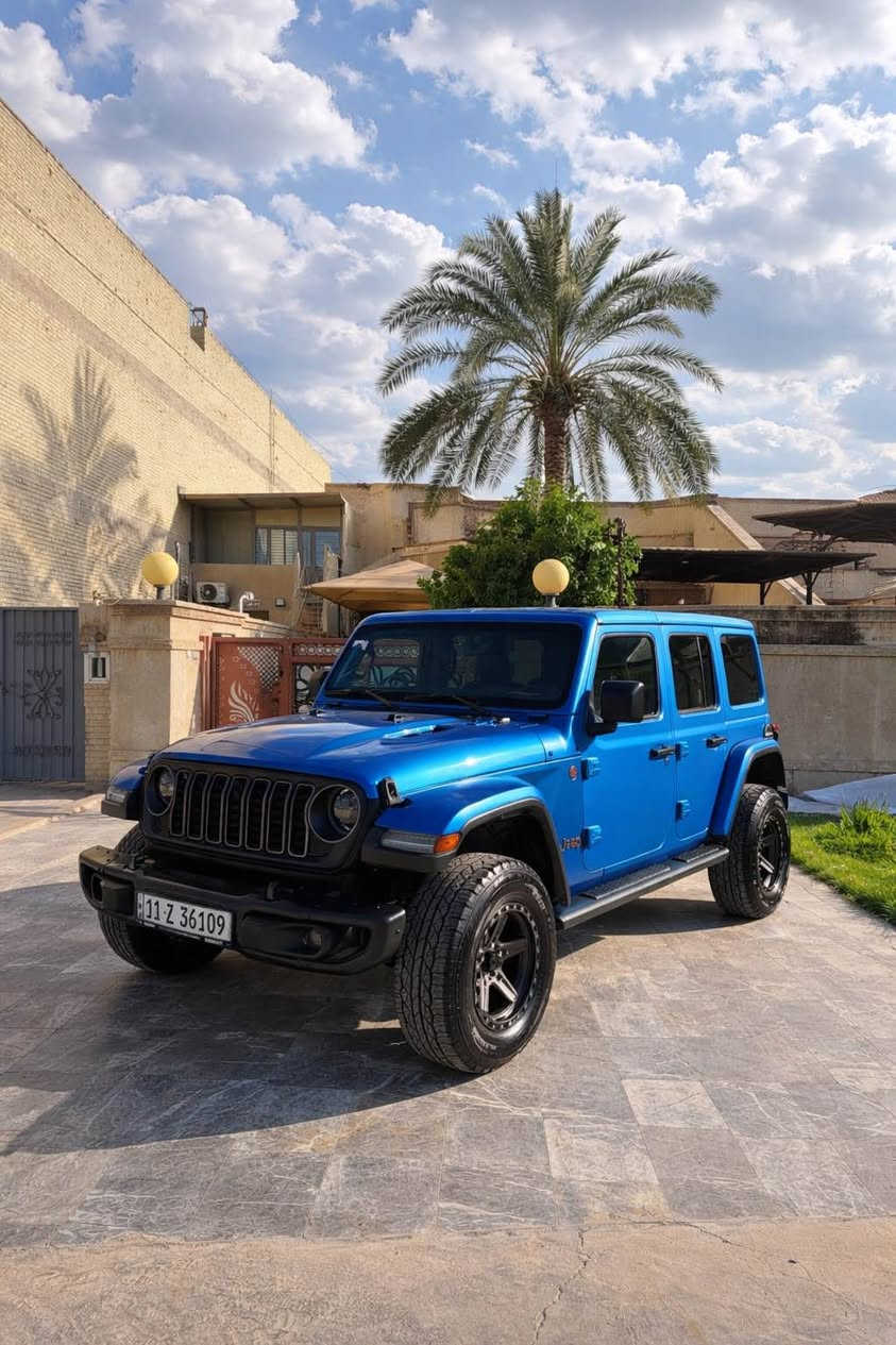 السلام عليكم جيب رانكلر  روبيكون2022
حادث السياره جاملغ وبنيد بدون دواخل السياره فول مواصفات داخل جلد تطريز السياره مغلفه ppfمات وعليه  ترفيعه Teraflx جديده 2.5سعرها 1100دولار ويل KMC سعره 1400دولار مكينه 2000تيربو كفاله كير ومكينه بدون اي نقص ماشيه 52الف مايل مكاني بغداد السيديه السعر 238وبيها مجال بسيط  
*********** بغداد, العراق
