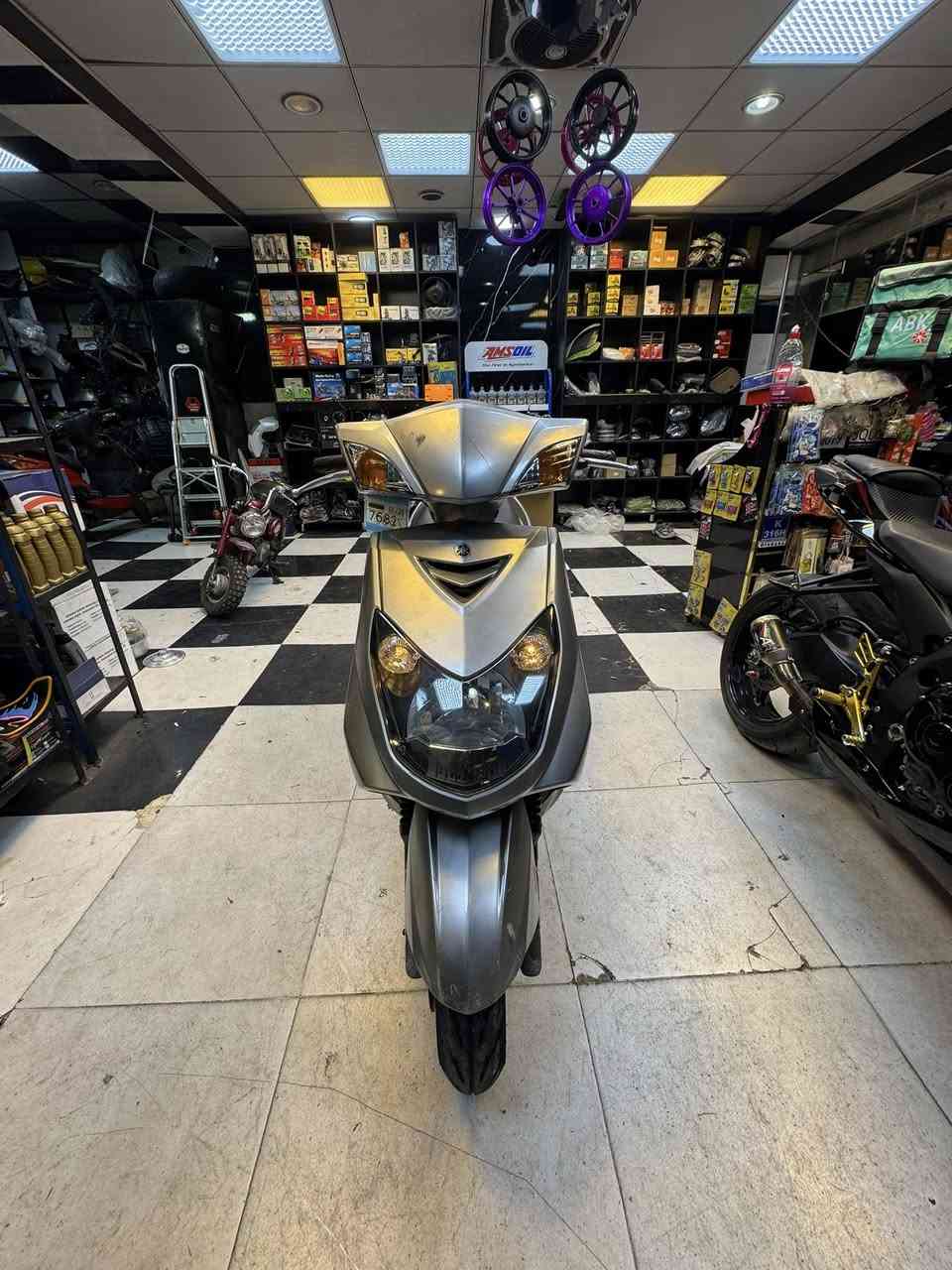 السلام عليكم دراجة سكنس فحل نوزل للبيع اللون سلڤر  
ماشيه 22 الف دراجة صارلها شهر من نازله 
للاستفسار عن السعر خاص 
*********** 
العنوان الاعظمية
