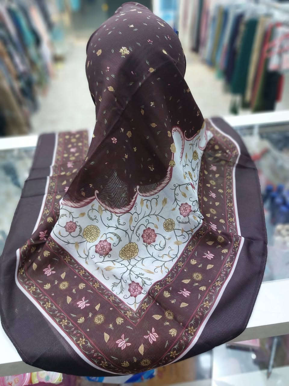 ✨ وصلنا جديد ✨
ربطات بخامة لطيفة وباردة 🌿
مناسبة للاستخدام اليومي ومريحة جداً خصوصاً بأجواء الصيف ☀️
🎀 ألوان جميلة ومتنوعة
🎀 خامة ناعمة ومميزة
🎀 سعر جميل ومناسب للجميع
دللي إطلالتك بربطة أنيقة تضيف لمسة جمال لحجابك 💫
📍 العنوان: بابل – الحلة – البكرلي
قرب مدرسة بردى
📲 للحجز والاستفسار واتساب:
***********
 حجابات وكوزمتك الهادي  
كل ما يخص الأناقة والجمال بانتظاركم
