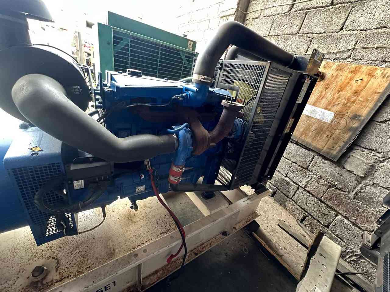 السلام عليكم
بيركنز 6 سلندر سوبر. 
165kva  . بريطاني اصلي 
ساعات العمل 240 ساعه   فقط 
نظام اوتو حمايه فول اوتماتيك
وضع بلاد شركة  
أربيل صناعه جنوبيه فرع الاول 
نظام اوتو حمايه فول اوتماتيك
وضع بلاد شركة  
🚚يوجد توصيل الى جميع المحافظات وبضمان🚚
🚚كياندن هةية بو هةموو شاركان بةكرينتى🚚
 للاستفسار: ابو علي 
***********
***********
***********
