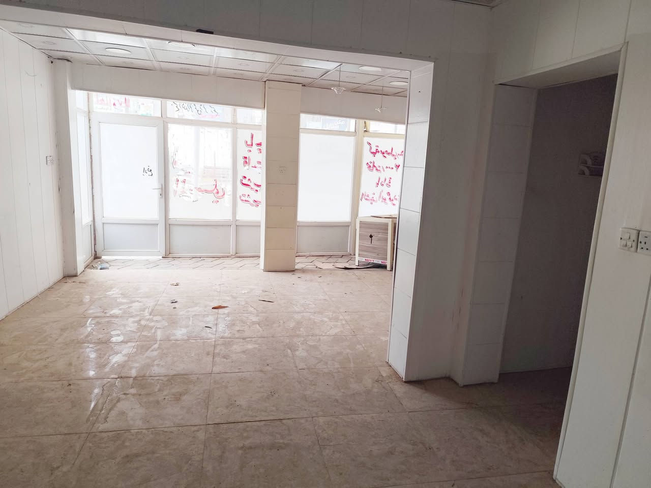 للبيع والإيجار
############
اربع محلات متكاملة من جدران وأرضية وسقوف ثانويه ـ كل محلين معزولات على حده ..محلين جاهزات لمطعم والمحلين الباقيات جاهزات لأي عمل ..
شارع البورحمن ـ قرب شاكر الحماده - مجاور باجة المذاق ـ ***********
