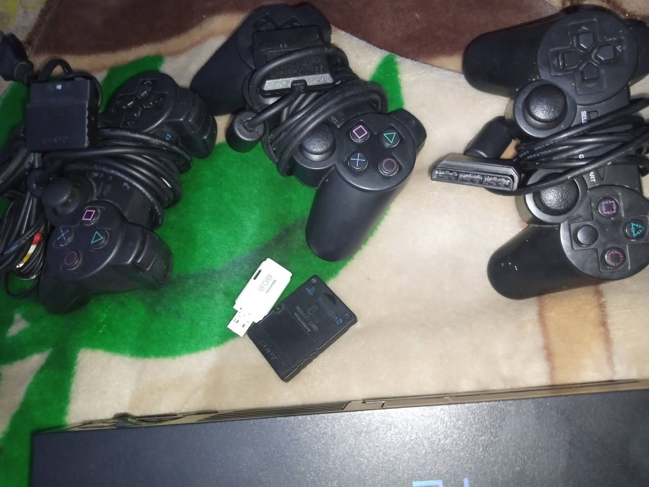 بلي 2 مستعمل نظيف شغال السعر 35 وبي مجال رقمي 
***********
