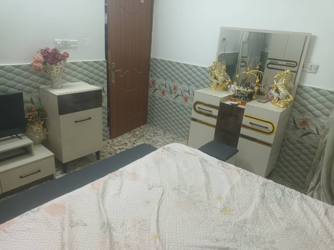ألسلام عليكم غرفة نوم جديد أقل السنه جديد كلش نضيفه مابيه اي شي 10 قطع كنتور 4 بيبان ظهر لد مكان بغداد الأمين الثانيه رقمي(***********)
