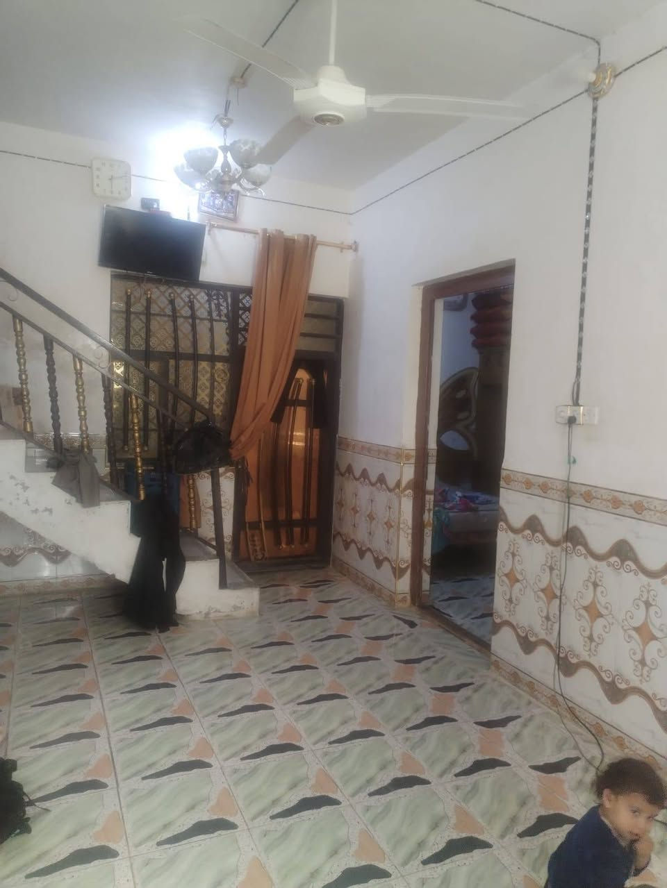 السلام عليكم بيت للبيع مساحة 100متر مربع البيت دولان البيت طابقين الطابق الارضي يحتوي  استقبال وغرفة وصالة ومطبخ وصحيات داخيات ومكشوفه (طارماه) الطابق التاني  يحتوي (2 غرفه ) غرفتين وصالة وتشاريف كامله المكان النجف حي الشرطة خلف سوك العصري شارع المنتزاء  سعر البيت (90) هذا رقم صاحب الدار *********** ملاحظة اني مكلف بالنشر خاربر راعيه البيت
