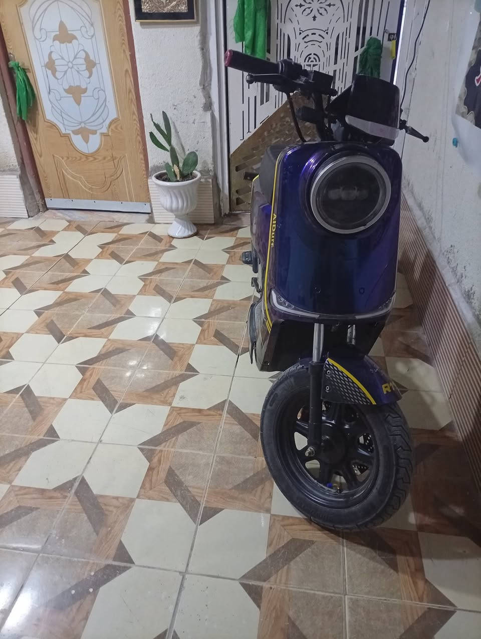 دراجه شحن موديل 2025 دراجه حلوه ونظيفه خمس بطاريات صارلهن خمس ايام من شادهن السعر 500 وبيه مجال لطيبين مكان بصره الهارثه رقم الهاتف *********** بس واساب فقط
