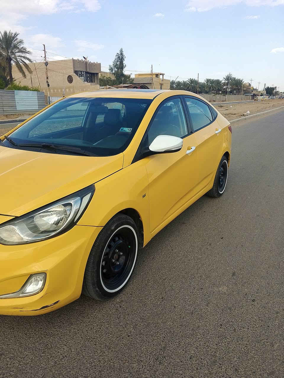 سلام عليكم 
اكسنت خليجي 2015 فول مواصفات ماعدا بصمه 
سيارة نضيفه وكامله من كلشي 
مكينه 1600 دوش 
سياره بيهة طخة ب الجاملغ الخلفي الايمن موضح بالصوره وبيهة ضربه خفيفه ومصلحه من جهة السايق 
سعر 90 وبيهة مجال جدا بسيط حگ الجية 
مكاني بغداد شعلة 
***********
