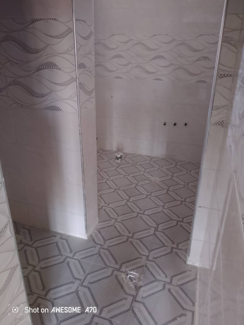 سلام عليكم خوان جاهزين الي عمل سيراميك ومرمر بل ماده والخبط ولي عمل سكريت وتصفير جدران بل سمنت شغل ليزر درجه فول *********** ***********
