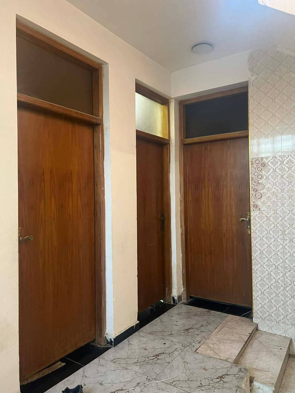 سلام عليكم بيت نصف قطعه اماميه فيى شارع 60 البيت بناء جديد سنة ٢٠٢٠  طابو صرف السعره 135 والبيت جاهز ومسكون بي /***********
