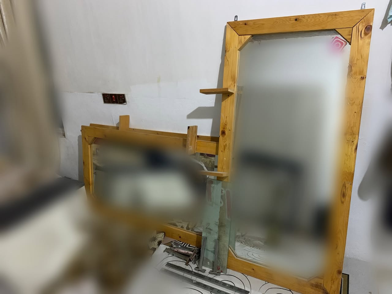 السلام عليكم  يوجد مرايات و رفوف محل حلاقه للبيع
عدد مرايات 3 قياس كبير 
و رفوف 4 صغار 
قياس المرايات 100%165
المرايات و الرفوف انظاف كلش و مرتبات 
الاتصال
 ***********
