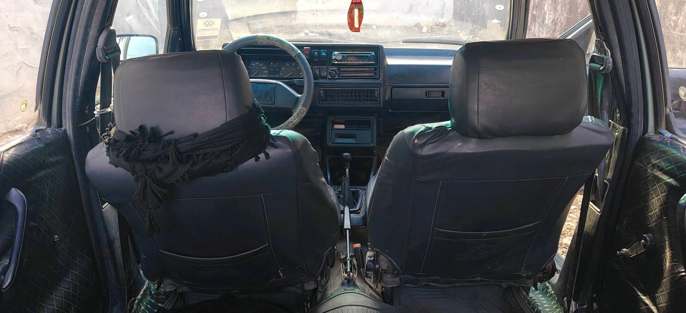 سيارة فولكس فاجن للبيع، حالتها جيدة جدًا بالنسبة للعمر. داخليتها مريحة ونظيفة، والمكيف يعمل بشكل ممتاز. إطارات جديدة ومحرك يعمل بشكل جيد. مناسبة للمدينة والسفر.