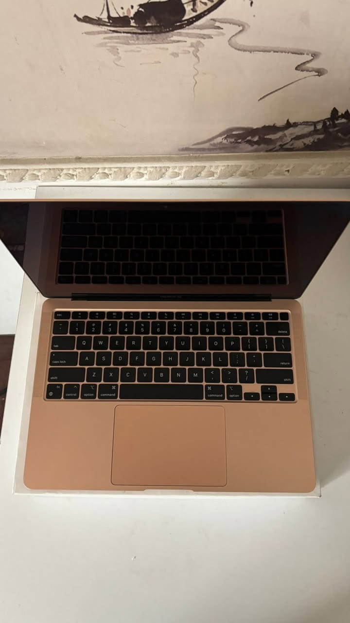 ⁨	Macbook Air M1
256 GB Hard
8 GB ram
13.3inch
Battery 90%
كامل ملحقات شاحن والكارتونه
السعر على الخاص
او على الواتساب
***********⁩⁩⁩
