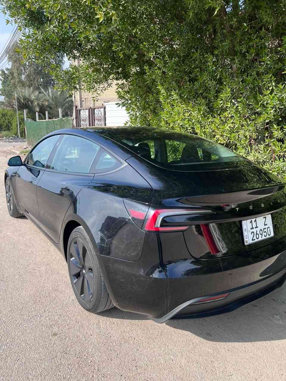 السلام عليكم 
تسلا model 3
فقط بنيد مبدل نفس لون
شكل حديث
لد 
دبل شاشه
سياره معروفه موتصفاته 
ماشيه ٢٤
***********
