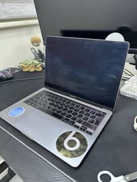 MacBook Pro 13-inch 2020 للبيع (٥٠٠ الف) الموديل: MacBook Pro السنة: 2...