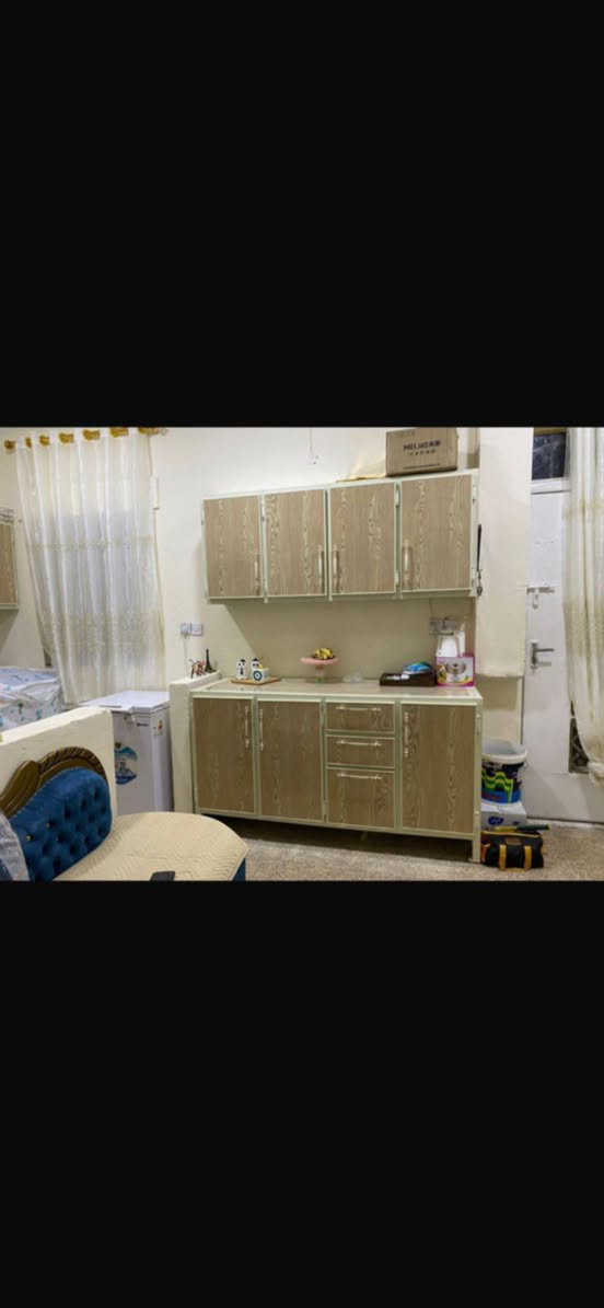 شقه سر قفليه للبيع 
ايجارها ٣٠٠ 
متكونه من غرفتين وهول مفتوح ع مطبخ 
وصحيات 
بيها تانكي 
كيزر 
ماطور 
بوستر مي 
واير سحب 
و٣ بنكات سقفيه 
حي القاهره 
السعر ١٤ مليون
وبيها مجال
***********
***********
اخوكم انور الجنابي
