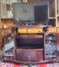 تلفزيون وميز للبيع ‭0751 214 9062‬