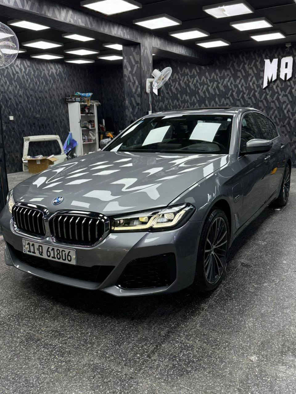 السلام عليكم  B M W فئه 530e فول الفول 1/1 هايبرد شحن بانزين بغداد مشروع وطني رقم نكليزي المحرك: بنزين 4 أسطوانات سعة 2.0 لتر (TwinPower Turbo) + محرك كهربائي (eDrive).
القوة الإجمالية: 292 حصان.
عزم الدوران: يبلغ حوالي 295 رطل-قدم (420 نيوتن متر تقريباً).
ناقل الحركة: أوتوماتيك رياضي (Steptronic) من 8 سرعات.
البطارية: سعة 19.4 كيلوواط/ساعة (في الطرازات المحدثة).
التسارع: من 0 إلى 100 كم/ساعة في حوالي 5.6 - 5.9 ثانية.
المدى الكهربائي: يصل إلى 102 كم (حسب معيار WLTP).
التصميم الخارجي:
مصابيح أمامية LASER LIGHT.
فتحة سقف.
جنوط رياضية بمقاسات مختلفة (غالباً 18 أو 19 بوصة).
حساسات أمامية وخلفية مع كاميرات 360 درجة.
أبواب شفط (Soft-close).
التجهيزات الداخلية والتقنية:
فرش جلد طبيعي عالي الجودة.
شاشة عرض رقمية للعدادات وشاشة تعمل باللمس للمعلومات والترفيه (iDrive).
نظام صوتي فاخر.
إضاءة داخلية محيطية متعددة الألوان.
تدفئة وتبريد للمقاعد الأمامية.
شاحن لاسلكي للهاتف.
تحكم مناخي منفصل (تكييف أوتوماتيك متعدد المناطق).
أنظمة الأمان والسلامة:
نظام رادار أمامي للتحذير من التصادم.
نظام الحفاظ على المسار (Lane Keeping Assist).
نقطة عمياء (Blind Spot Detection).
نظام الكبح التلقائي للطوارئ.
السعر مناسب جدا  العنوان بغداد حي الاعلام قرب شركة الببسي ***********
