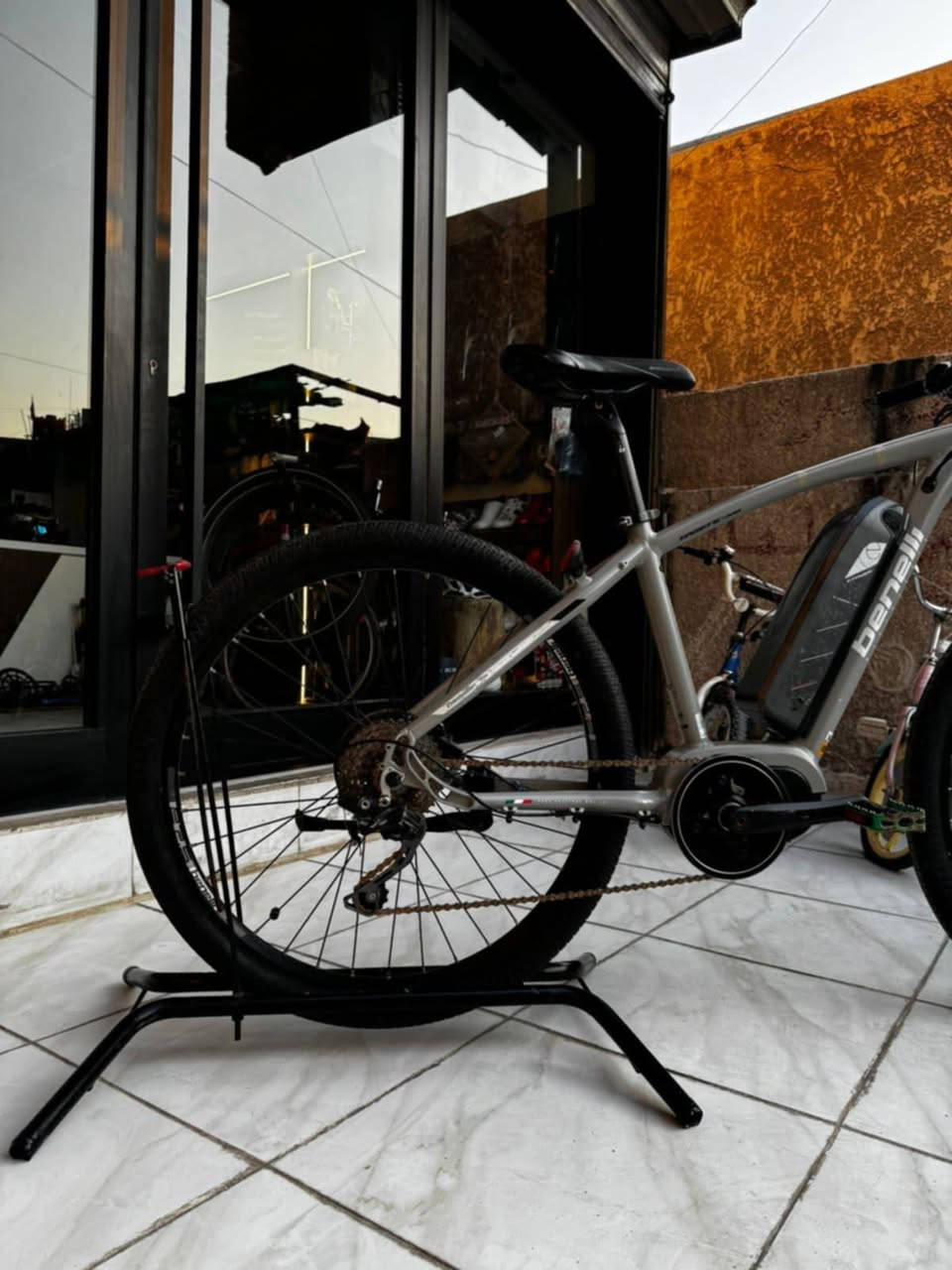 benell 🇮🇹هايبرد او مساعد 
حجم الاطار 27.5
معدن الامنيوم 
محرك وسطي من شركه 
BAFANG. M400
بطاريه ليثيوم 36V
سرعه 25 km
عدد السرع 10×1
سستم شيمانو ديور 
بريك هيدورليك شيمانو
السعر  500 رقمي ***********
