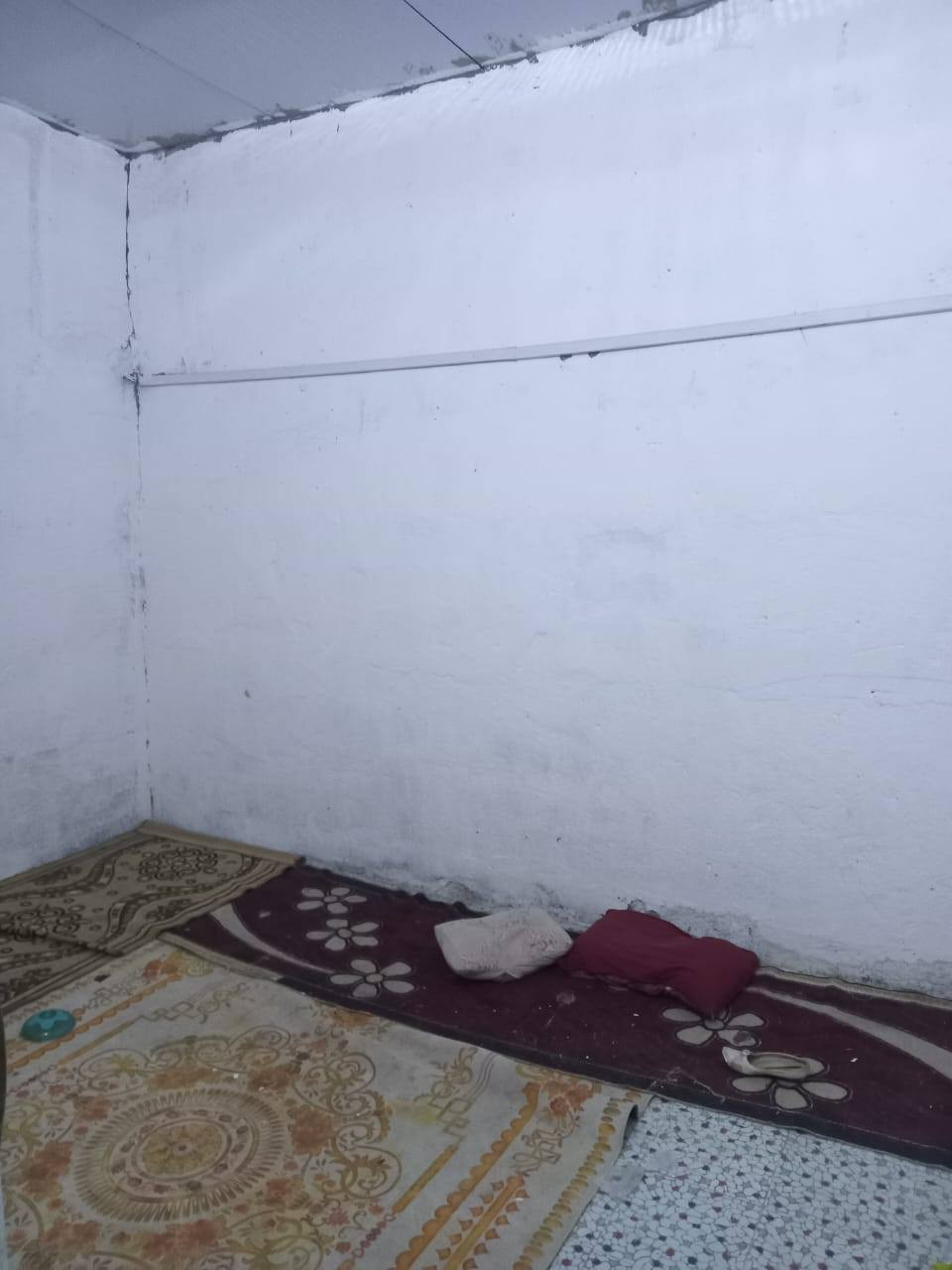 السلام عليكم بيت تجوز البيع مكفول من الزله وتبليق متكون قرفتين وصاله ومطبخ وصحيات وكراج سياره القبله قرب جسر المعرض السعر ٨ وبه مجال رقم *********** يوجد وتساب
