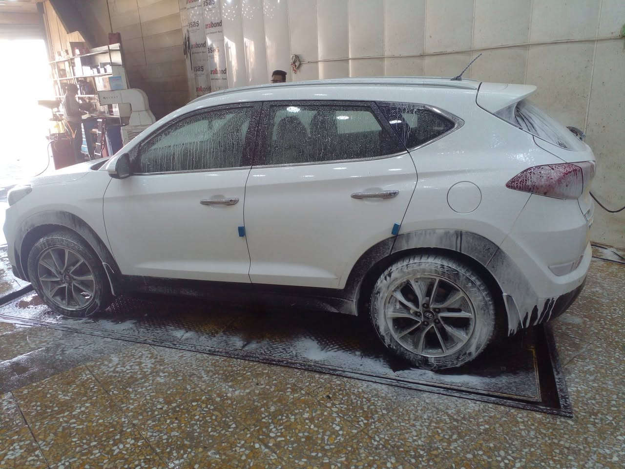 السلام عليكم
عندي توسان خليجي موديل ١٨  رقم بغدااد
محرك ٢٠٠٠دوش مكفوله صبغ   عدا دعاميات 
وبارد بسيط باب خلفي 
كشنات جلد حساسات   شاشه  تبريد ٢قطعه 
وبعد  بيه هوايه مواصفات  لدات 
السعر ١٧٥ 
مبايل ***********
