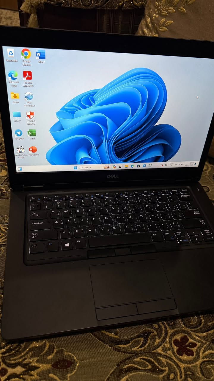 لابتوب دل للبيع  السعر 600وبيه مجال
المواصفات⬇️

كيبورد ضوئي

المعالج (CPU): Intel Core i7-8850H (الجيل الثامن فئة H القوية جداً بالأداء، مو الفئة العادية).
الرام(16GB) سعه ممتازه تضمن سرعك الجهاز مع البرامح الثقيله

كارت الشاشة الخارجي (المنفصل): NVIDIA GeForce MX130 بذاكرة 2GB VRAM (يفيد بالألعاب وبرامج التصميم والهندسة).
• كارت الشاشة الداخلي: Intel UHD Graphics 630.

الجهاز يحتوي على 12 نواتج معالجة (12 CPUs)، يعني ممتاز جداً لبرامج الرندر والمونتاج والهندسة.
حجم الهارد (256GB SSD)
الشحن يدوم 5 ساعات 
النضافه‎%‎100


**إذا كنت صاحب هذا الإعلان وتريد حذفه لأي سبب، رجاءا أرسل رسالة إلى الدعم الفني**