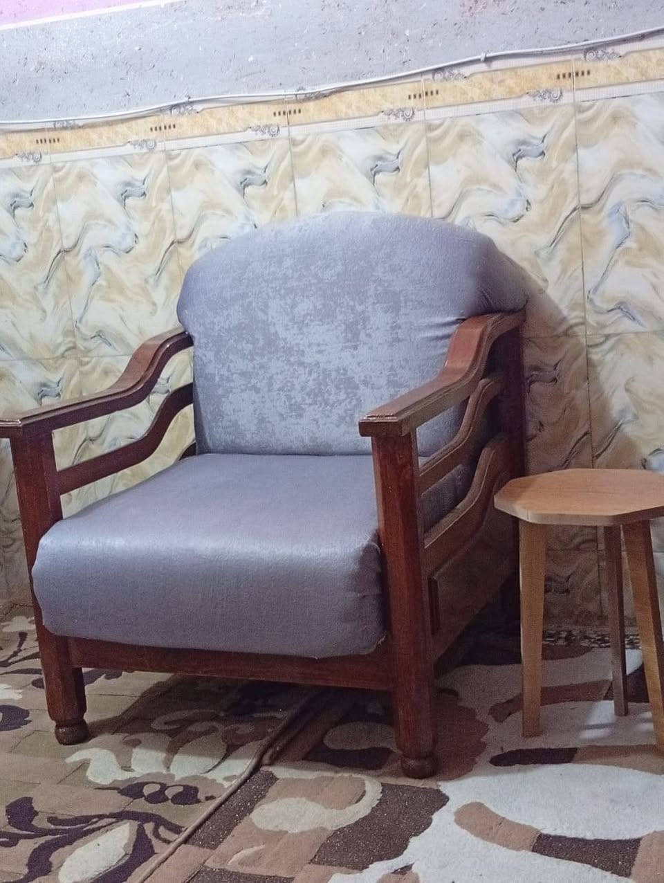 سلام عليكم طخم 6قطع 4كراسي و2كبار مثل ما واضح بلصوره (ملاحضه)قطعه وحده من الكبار ما مدوشمه 
اما البقيه سفنج درجه اولى ضغط عالي و قمش هم درجه اولى السعر 350و بي مجال للشراي يدلل العنوان ميسان حي الشهداء بلخدمي مال جسر الزهور للستفسار الاتصال على رقم (***********)
